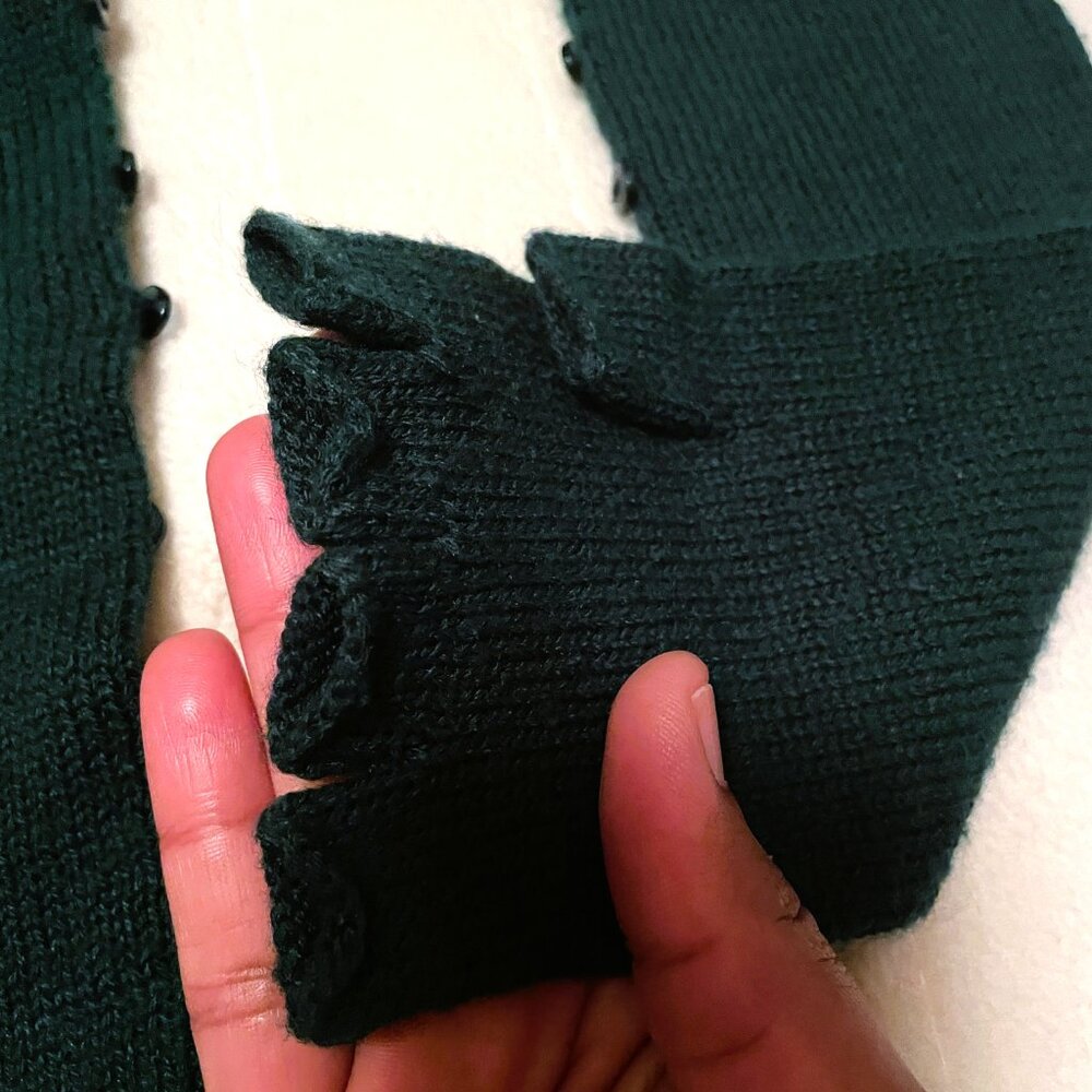 Vintage Lightweight Knit Long Fingerless Stretchy Wrist, Arm Warmer Green Gloves - Picture 2 of 9